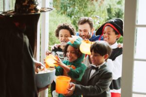 A family trick-or-treating.